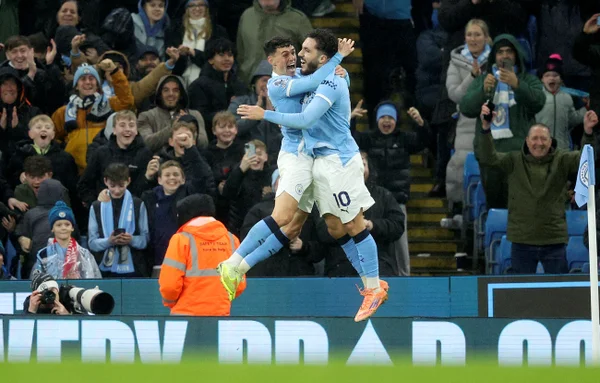 Jogadores do Manchester City comemorando gol diante do Sunderland