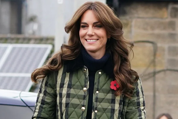 Na imagem com cor, Kate Middleton veste jaqueta barn - Metrópoles