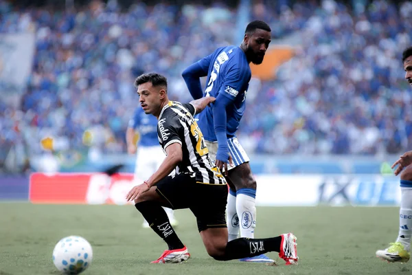 Foto colorida de Cruzeiro x Santos, com Gerson e Gabriel Menino - Metrópoles