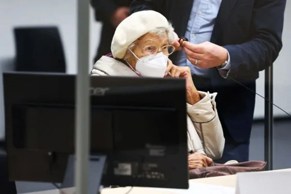 Imagem colorida de Irmgard Furchner que ajudou o nazismo - Metrópoles