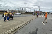 Fiéis posam para foto em romaria