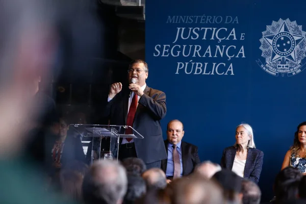 Flávio Dino (PSB) fala ao microfone durante posse como ministro da Justiça e Segurança no Salão Negro, no Palácio da Justiça - Metrópoles