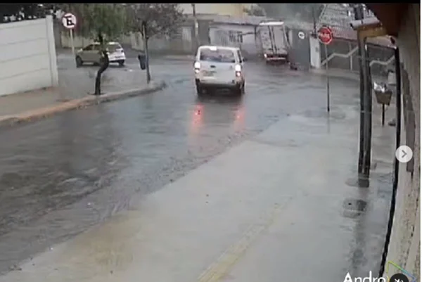 imagem colorida de um caminhão-baú que invade casa em Goiânia - Metrópoles