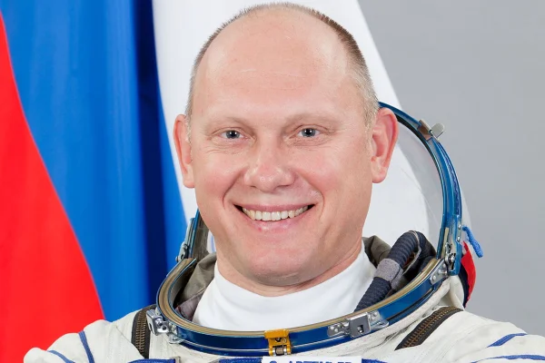 Imagem colorida mostra astronauta russo Oleg Artemyev - Metrópoles