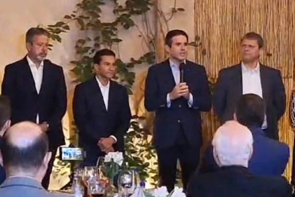 Foto colorida do deputado Hugo Motta ao lado do governador Tarcísio de Freitas e dos deputados Marcos Pereira e Arthur Lira - Metrópoles