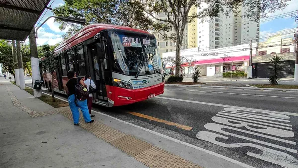 Foto colorida de trólebus na cidade de São Paulo - Metrópoles