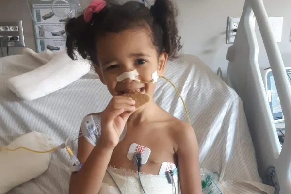 Menina sorrindo em hospital - Metrópoles