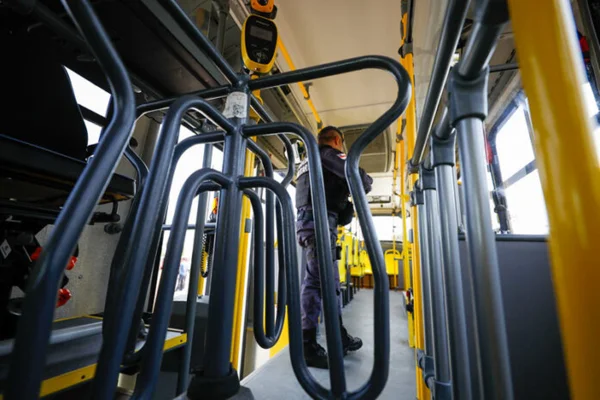 Imagem colorida, Motorista de ônibus será indenizado em R$ 168 mil após sofrer assaltos- Metrópoles