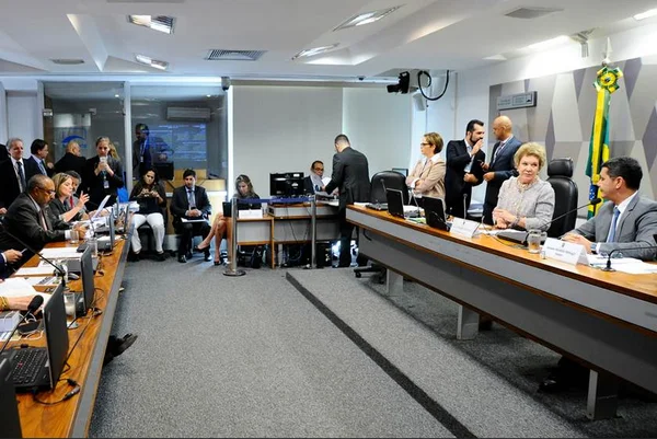 Após 4 horas, Paim encerra voto contra reforma trabalhista