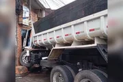 Um caminhão desgovernado atingiu uma relojoaria e atropelou um idoso de 72 anos Um caminhão desgovernado atingiu uma relojoaria e atropelou um idoso de 72 anos