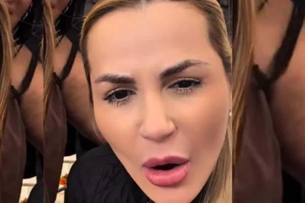 Mulher branca, loira, com cabelo longo tingido e boca entreaberta - Metrópoles