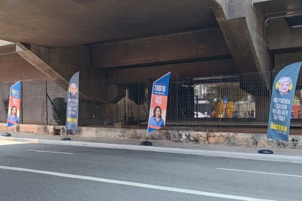 Imagem mostra banners de candidatos - Metrópoles