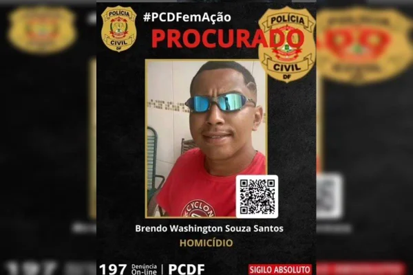 Foto colorida de homem negro com cabelo cortado e óculos espelhado
