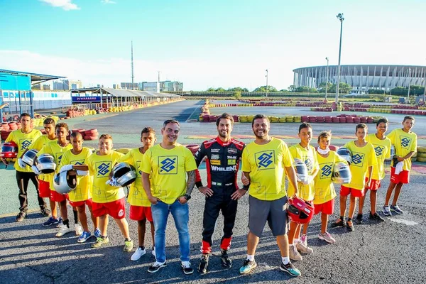 Felipe Nasr promove tarde solidária em alta velocidade