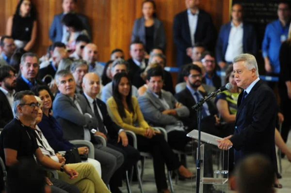 Rollemberg diz que sai de “alma leve” e deixa R$ 600 mi para Ibaneis