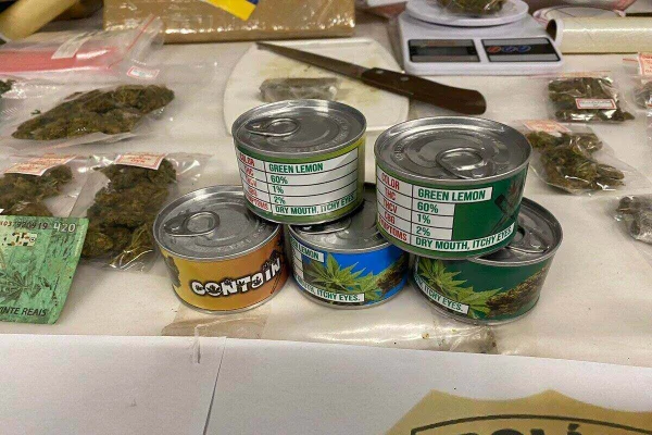 Em foto colorida, latas semelhantes as usadas para acondicionar atum, mas com rótulos aludindo à maconha - Metrópoles