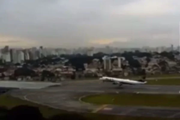 Imagem colorida mostra avião da Azul decolando no fim da pista do aeroporto de Congonhas, em São Paulo; decolagem é investigada pelo Cenipa - Metrópoles