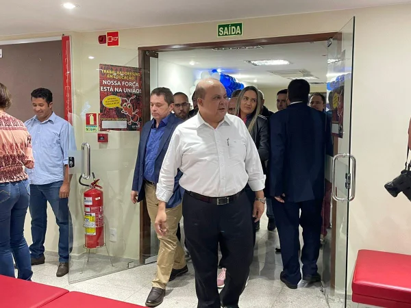 Ibaneis Rocha veste camisa branca chega em ato de apoio