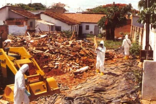 Foto histórica de demolição de casas contaminadas pelo Césio-137 - Metrópoles