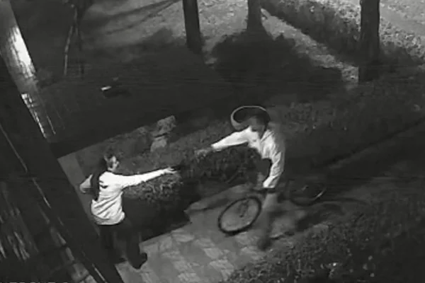 Vídeo flagra ação de bandido e desespero de mulheres em assalto no DF