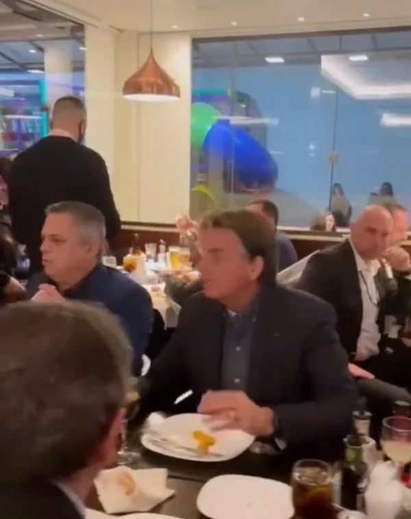 Enquanto CPI pega fogo, Bolsonaro come pizza com deputados