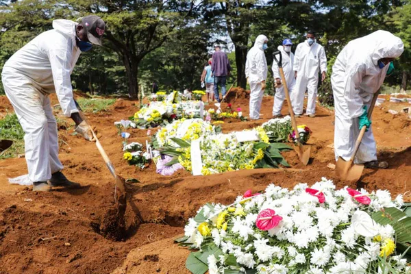 Sepultamento de vítima do coronavírus
