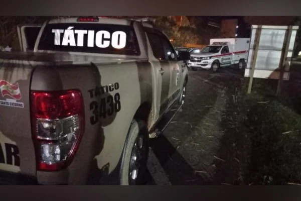 Homem morre após perseguição e troca de tiros com a polícia em SC