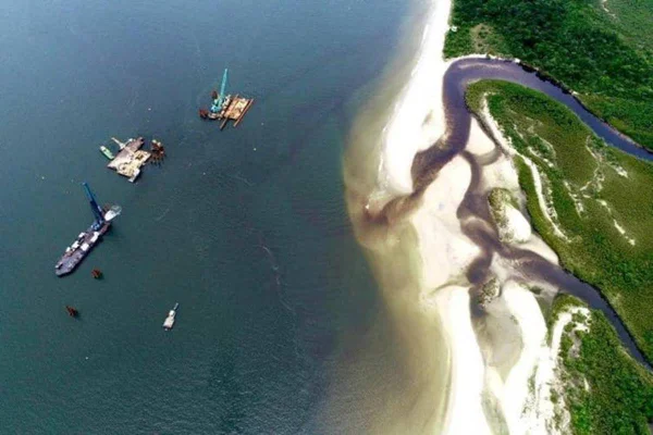 Mancha escura aparece no mar no Litoral Norte de SC. Entenda