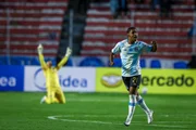 O Grêmio fez seus gols com Villasanti e Tetê