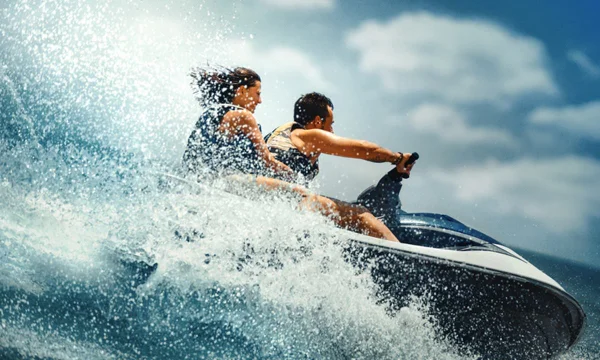 Casal no jet ski