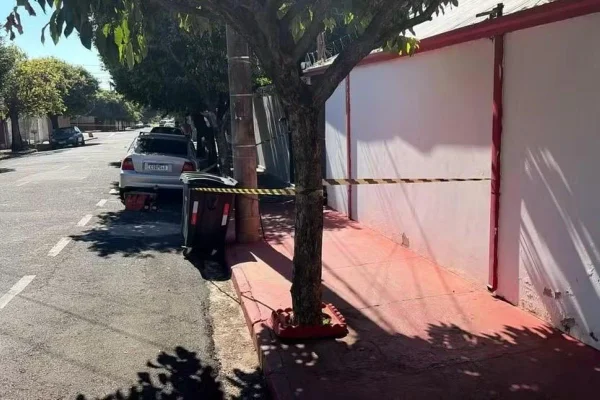 Lixeira onde corpo foi encontrado em frente a marmitaria