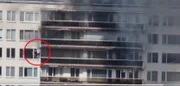 Vídeo mostra morador tentando sair pela sacada do apartamento Vídeo mostra morador tentando sair pela sacada do apartamento