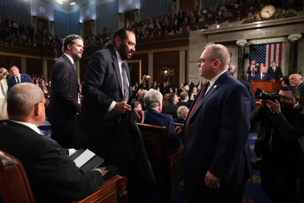 Foto colorida mostra o deputado federal democrata Al Green sendo retirado do Congresso - Metrópoles
