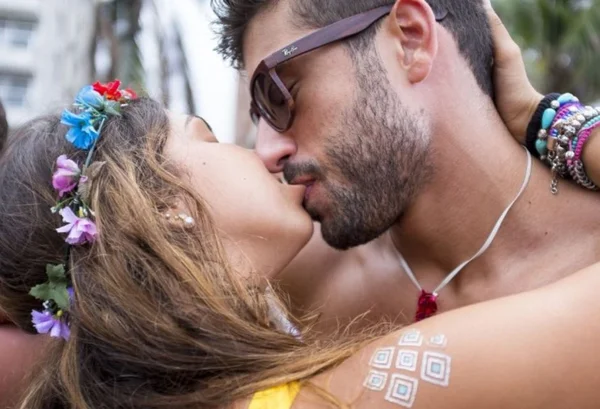 CASAL BEIJANDO NO CARNAVAL