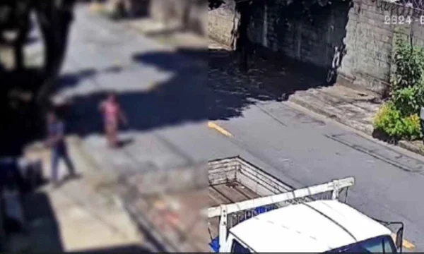 imagem colorida menina encontrada morta em rua de bh entrando em imovel com suspeito