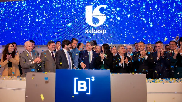 Governador Tarcísio de Freitas comemora leilão de privatização da Sabesp, na sede da B3