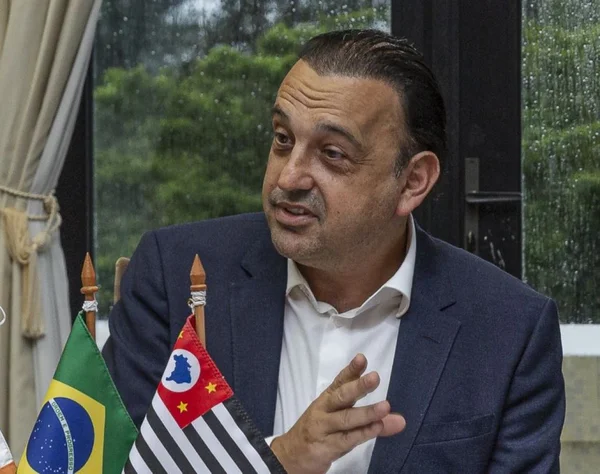 imagem colorida mostra vice-governador de são paulo felicio ramuth. ele veste um terno azul e uma camisa branca. tem o cabelo penteado para trás e gesticula a mão, olhado para seu lado direito - metrópoles
