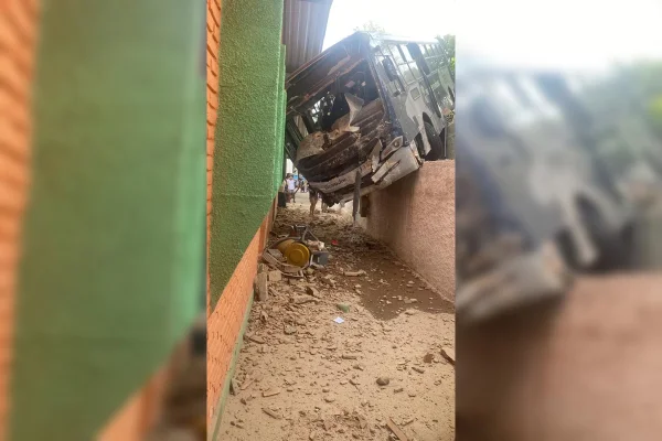 Imagem colorida, ônibus destruído - Metrópoles