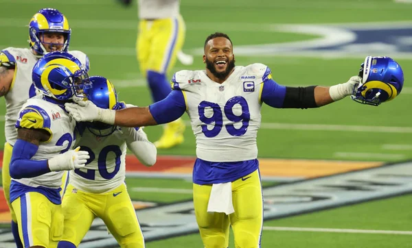Los Angeles Rams vence o Superbowl