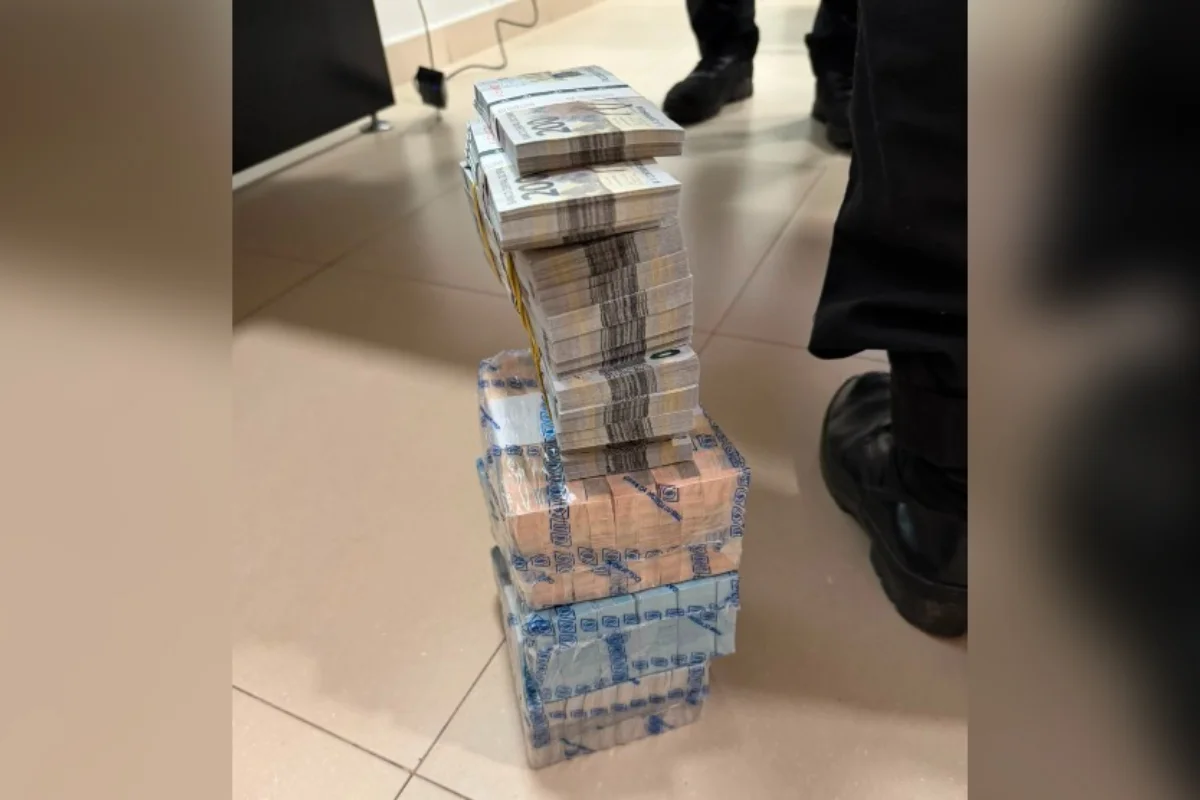 A PF encontrou uma pilha de dinheiro vivo A PF encontrou uma pilha de dinheiro vivo