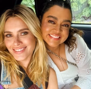 Carol Dieckmmann e Preta Gil posam juntas e sorridentes 