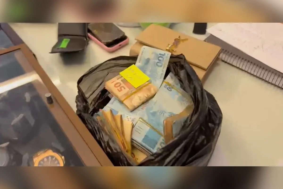 Saco de lixo encontrado durante a operação Saco de lixo encontrado durante a operação