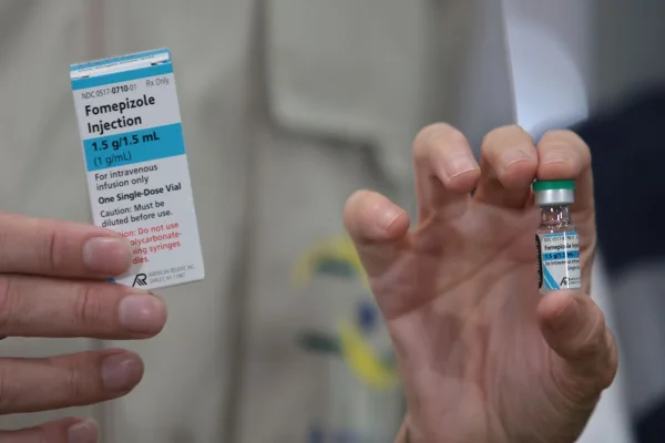 Imagem colorida mostra antídoto contra metanol - Metrópoles