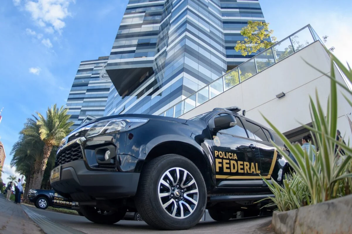 Fachada da sede Policia Federal em Brasilia, com viaturas na saida da garagem, após o ex-presidente Jair Bolsonaro PL chegar para prestar depoimento – Metropoles 2