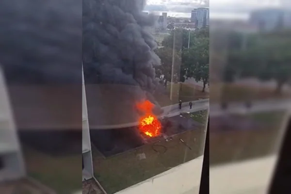 Foto colorida de vídeo mostrando as chamas altas