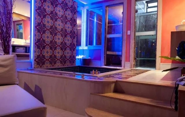 “A beleza lusitana está esperando você aqui”. É a promessa da suíte Lisboa, do Flamingo. Com hidrospa, vista panorâmica parcial e circuito audiovisual, a estadia leva o hóspede diretamente a Portugal. O pernoite custa R$ 413,50 de segunda a quinta e R$ 459,60 de sexta a domingo “A beleza lusitana está esperando você aqui”. É a promessa da suíte Lisboa, do Flamingo. Com hidrospa, vista panorâmica parcial e circuito audiovisual, a estadia leva o hóspede diretamente a Portugal. O pernoite custa R$ 413,50 de segunda a quinta e R$ 459,60 de sexta a domingo