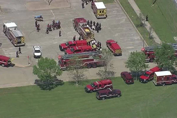 Imagem colorida de movimentação em escola que teve tiroteio em Dallas, nos EUA