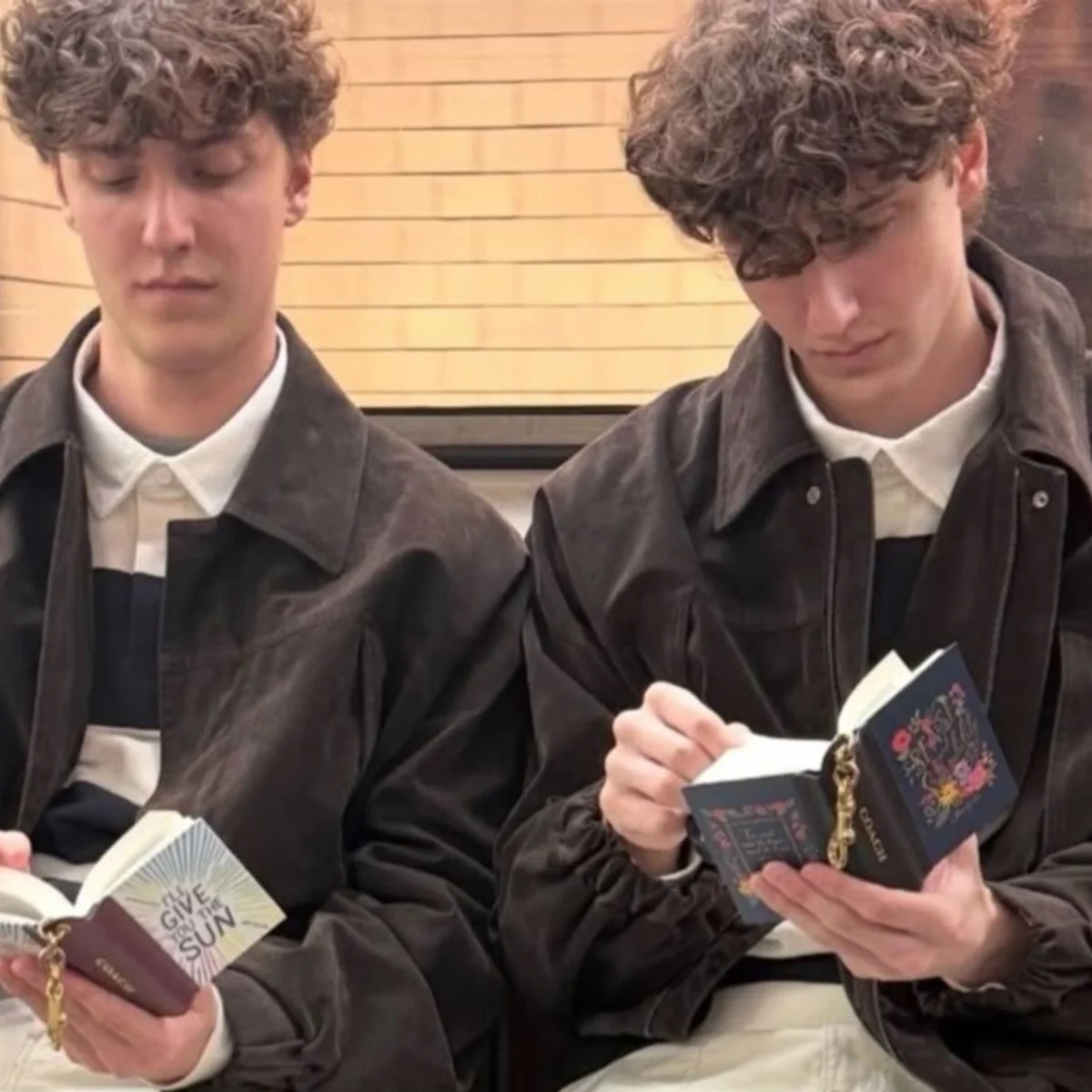 Livros em miniatura viram chaveiros em lançamento de moda e literatura