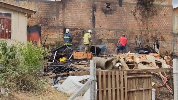ncêndio em terreno baldio se alastra e destrói igreja que existia há mais de 10 anos em Campo Largo