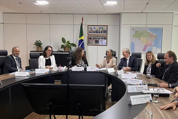 Foto colorida das Esther Dweck, Gestão e da Inovação em Serviços Públicos, e Marina Silva, do Meio Ambiente - Metrópoles